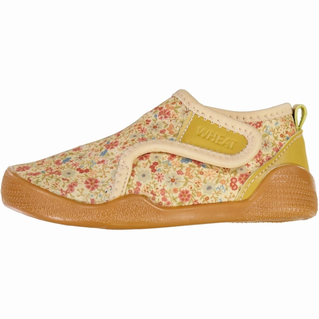 Joy Path Star Camp Shawn beach shoe - small porcelain flowers